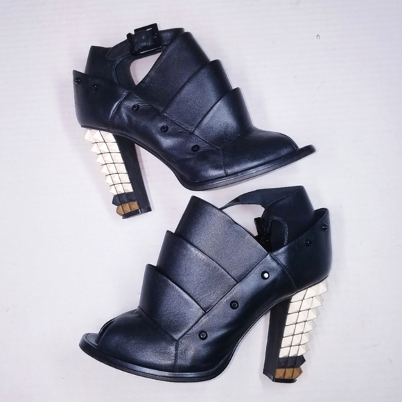 🌸 Fendi |‎ Leather Ankle Boots with Spiked Heel Design, size 40 - Picture 1 of 16